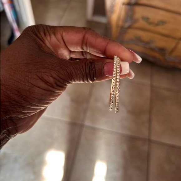 PERFECT SIZED GOLD AND CUBIC ZIRCONIUM HOOP EARRINGS NWOT - Picture 8 of 9